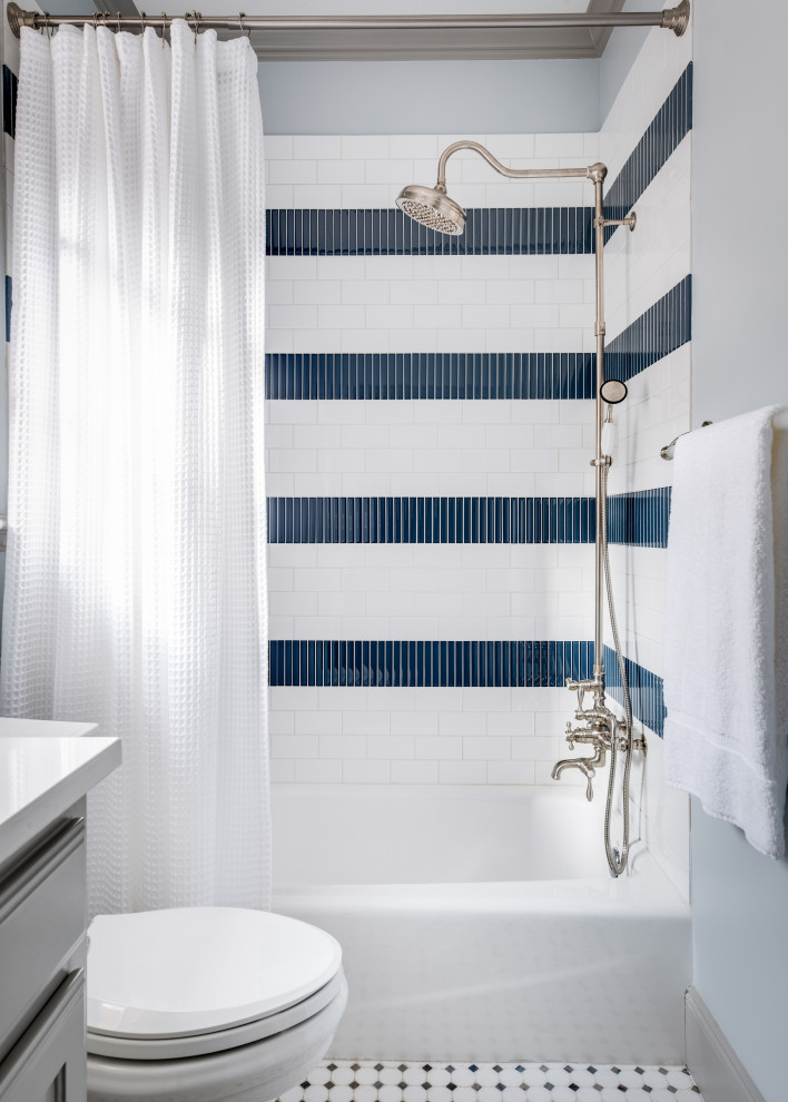 Свежая идея для дизайна: ванная комната в классическом стиле с черными фасадами, ванной в нише, душем в нише, унитазом-моноблоком, разноцветной плиткой, плиткой кабанчик, серыми стенами, разноцветным полом, шторкой для ванной, белой столешницей и встроенной тумбой - отличное фото интерьера
