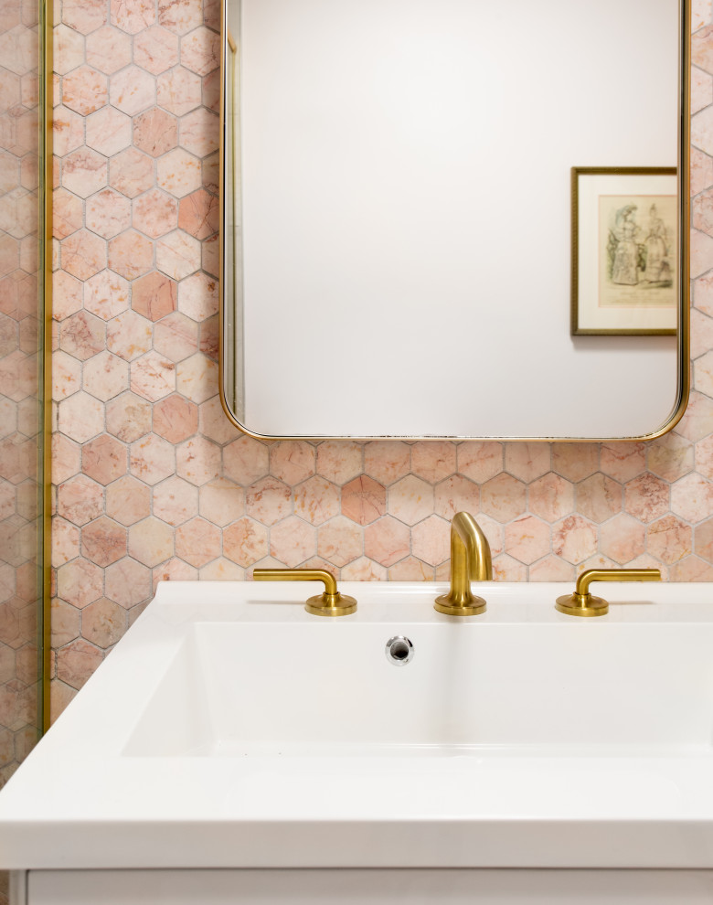 Свежая идея для дизайна: маленькая главная ванная комната в современном стиле с плоскими фасадами, белыми фасадами, накладной ванной, душем над ванной, инсталляцией, розовой плиткой, мраморной плиткой, розовыми стенами, полом из керамической плитки, консольной раковиной, столешницей из кварцита, белым полом, душем с распашными дверями, белой столешницей, тумбой под одну раковину и подвесной тумбой для на участке и в саду - отличное фото интерьера