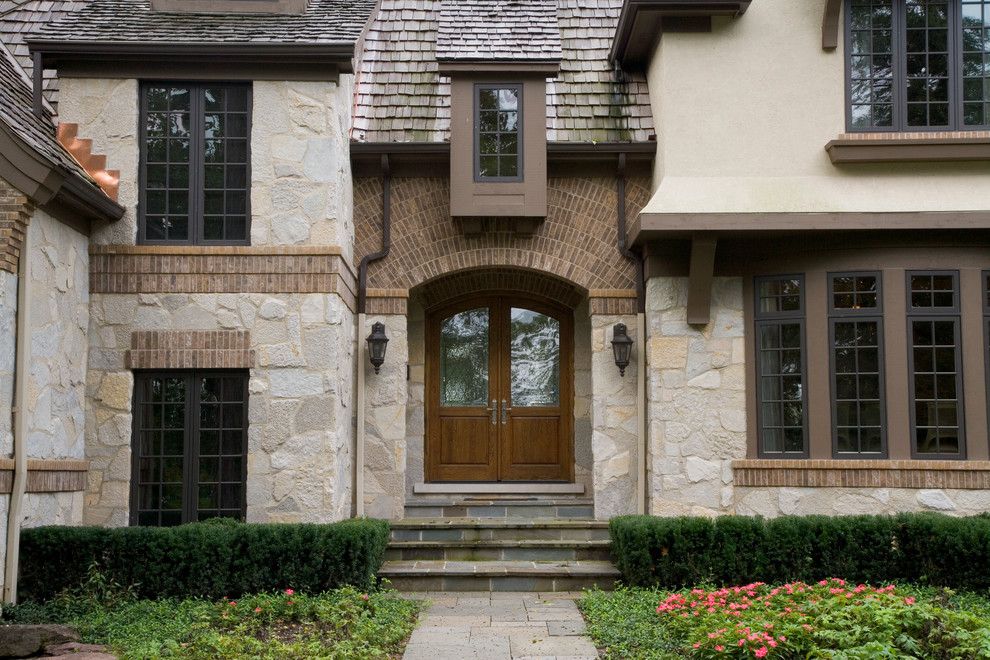 This is an example of an expansive traditional three-storey stucco beige exterior in Chicago with a hip roof.