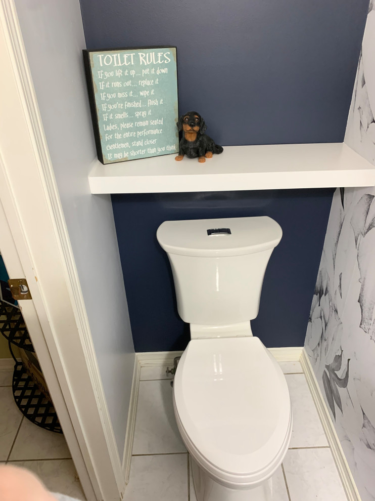 Bild på ett litet funkis vit vitt toalett, med skåp i shakerstil, grå skåp, en toalettstol med separat cisternkåpa, klinkergolv i porslin, ett undermonterad handfat, bänkskiva i kvartsit och vitt golv