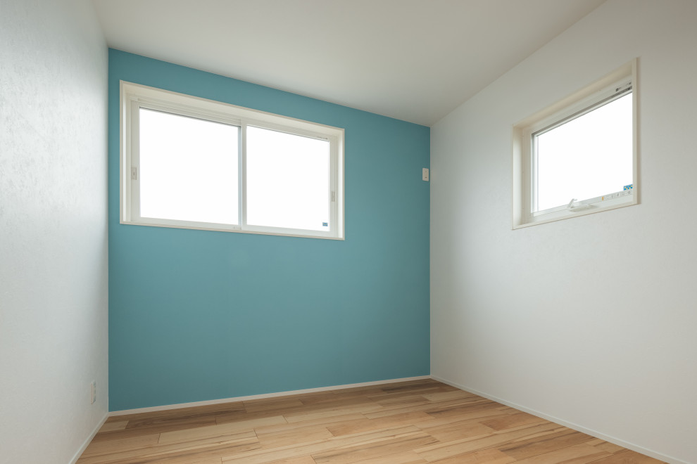 Imagen de dormitorio infantil blanco pequeño con paredes blancas, suelo de madera clara, suelo beige, papel pintado y papel pintado