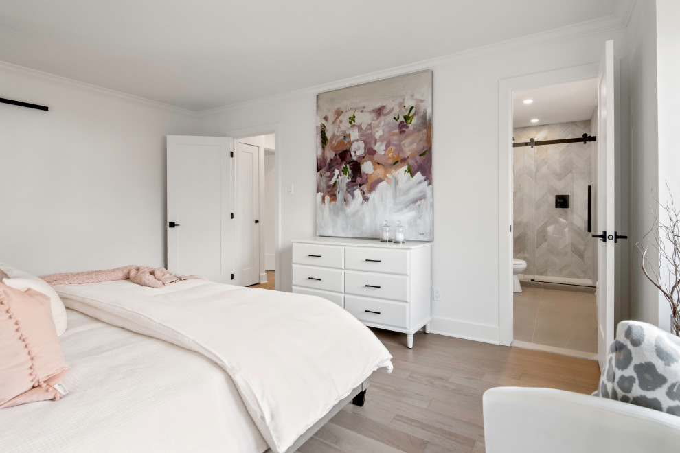 Aménagement d'une chambre parentale grise et rose campagne de taille moyenne avec un mur blanc, parquet clair, un sol marron et boiseries.