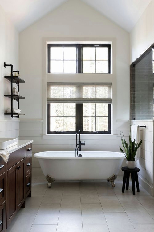 Идея дизайна: главная ванная комната среднего размера в современном стиле с отдельно стоящей ванной, душем над ванной, мраморным полом, настольной раковиной, тумбой под две раковины и встроенной тумбой
