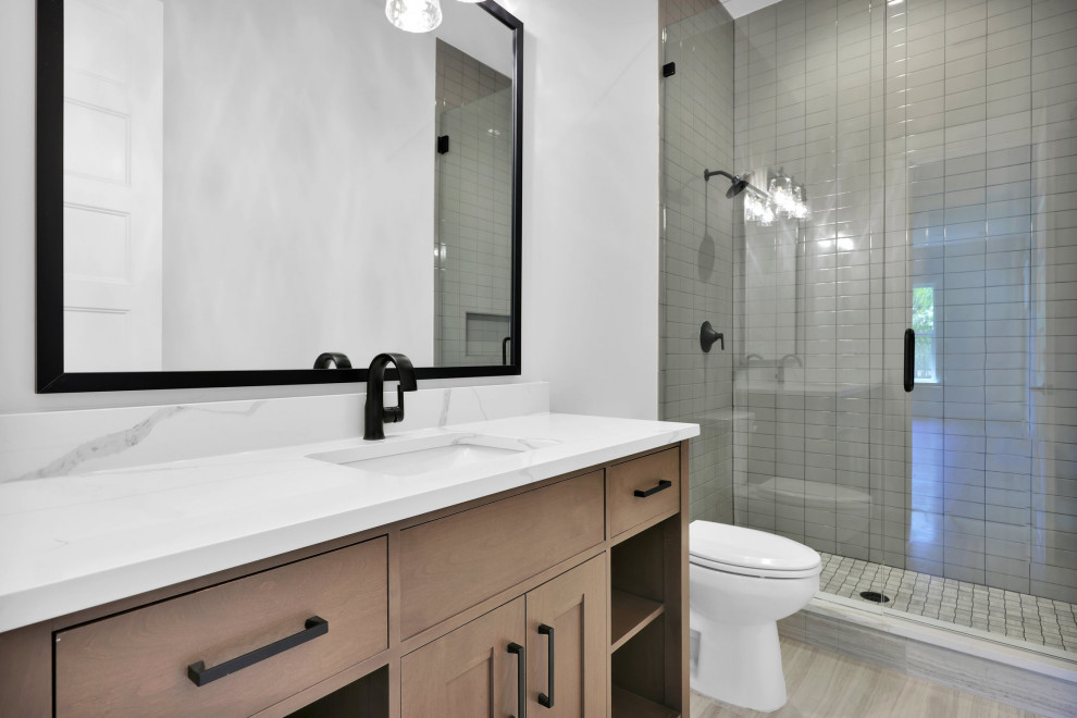 Foto di una piccola stanza da bagno chic con lavabo a bacinella, un lavabo, mobile bagno freestanding, top in quarzo composito e top bianco