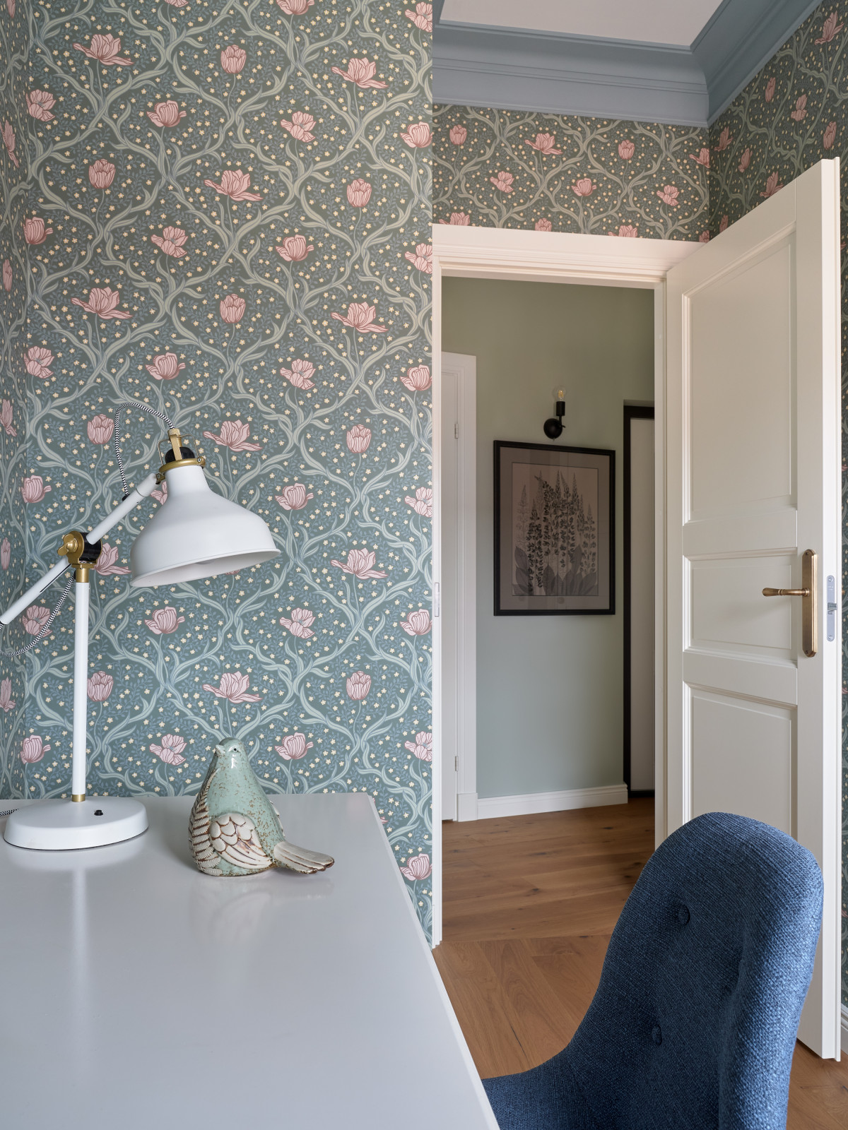 Серый элегантный