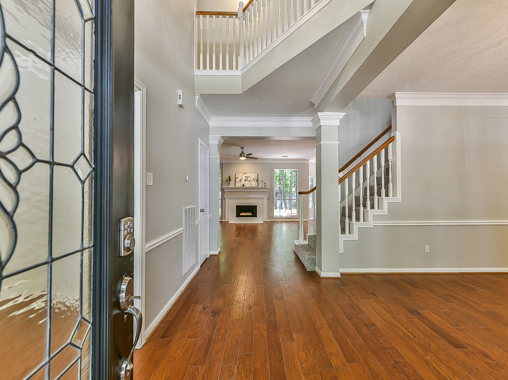 Example of a transitional home design design in Houston