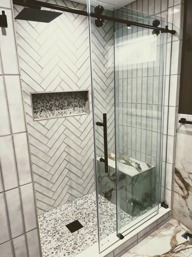 Inspiration pour une salle de bain minimaliste avec WC à poser, un mur multicolore, un sol en carrelage de céramique et un sol marron.