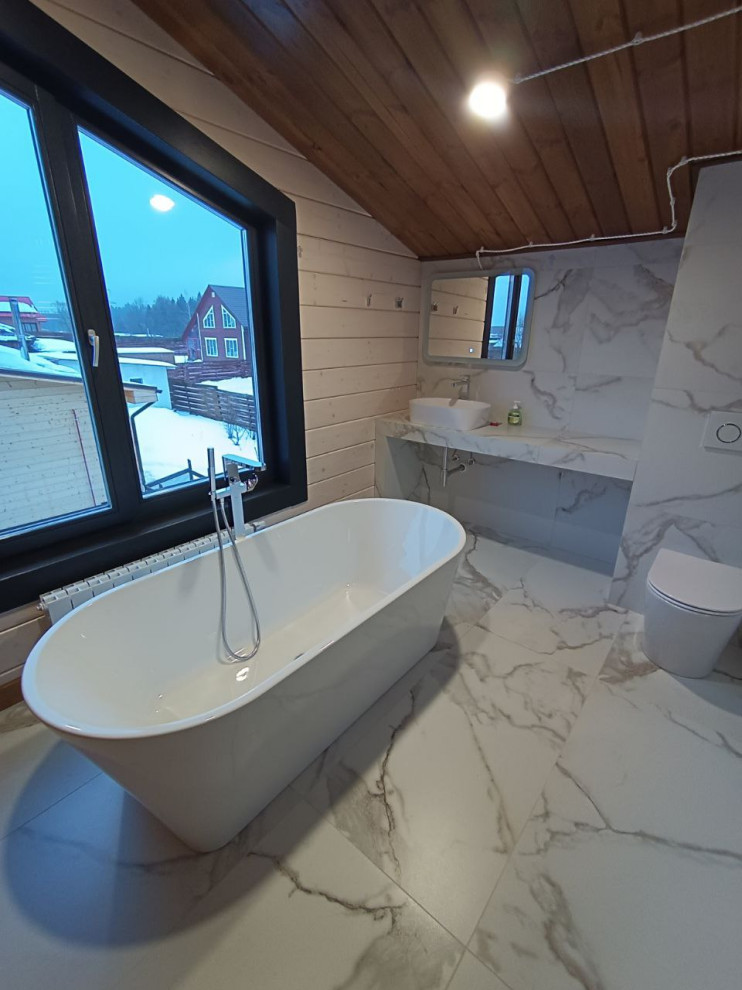 Современная ванная в доме с мансардой: керамогранит и дерево
