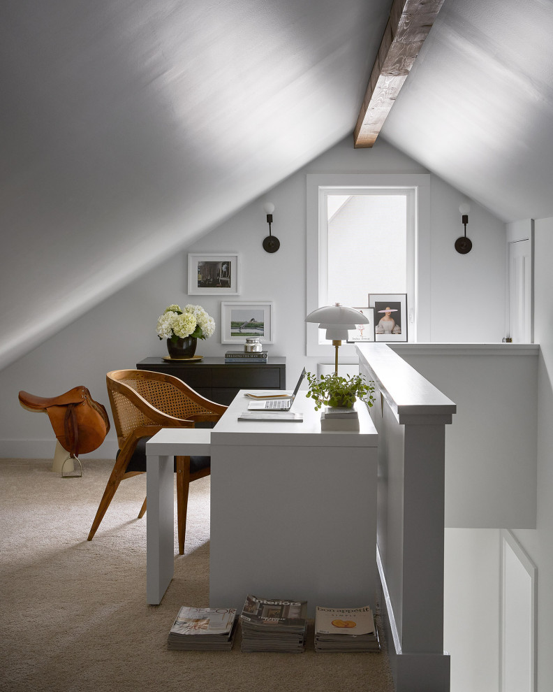 Modelo de estudio tradicional renovado grande con paredes blancas, moqueta, escritorio independiente, suelo beige y vigas vistas