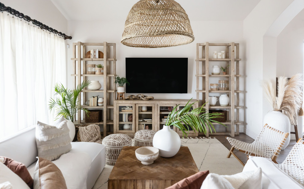 Foto di un soggiorno tropicale aperto con TV a parete