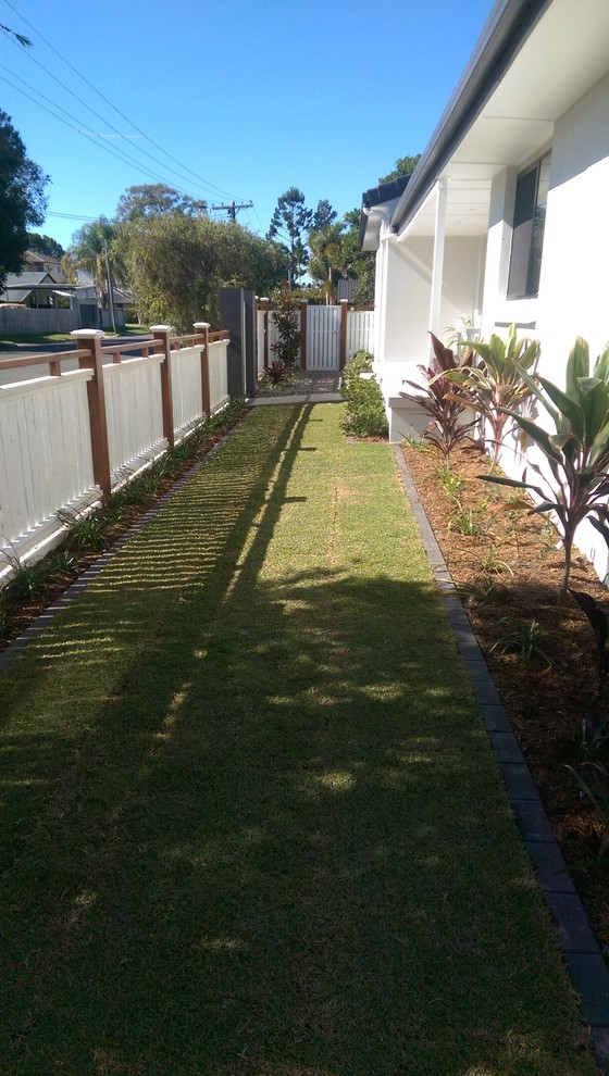 Design ideas for a mid-sized and australian native modern side yard shaded formal garden in Gold Coast - Tweed with mulch.