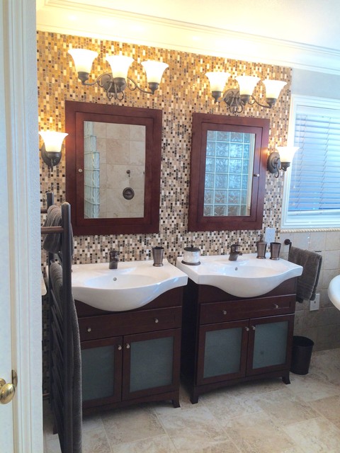 Ceramic tile wall with wood medicine cabinets clasico-renovado-cuarto-de-bano