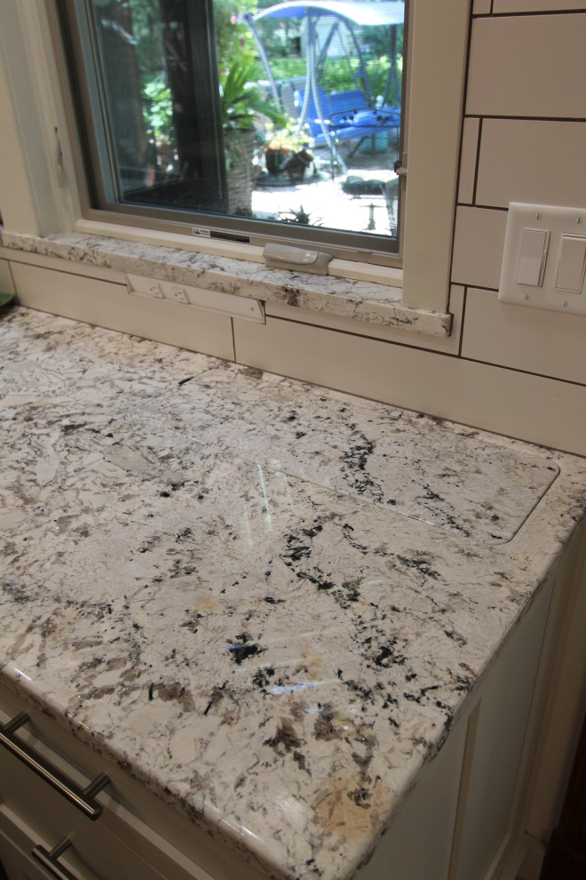 Mid-sized transitional kitchen photo