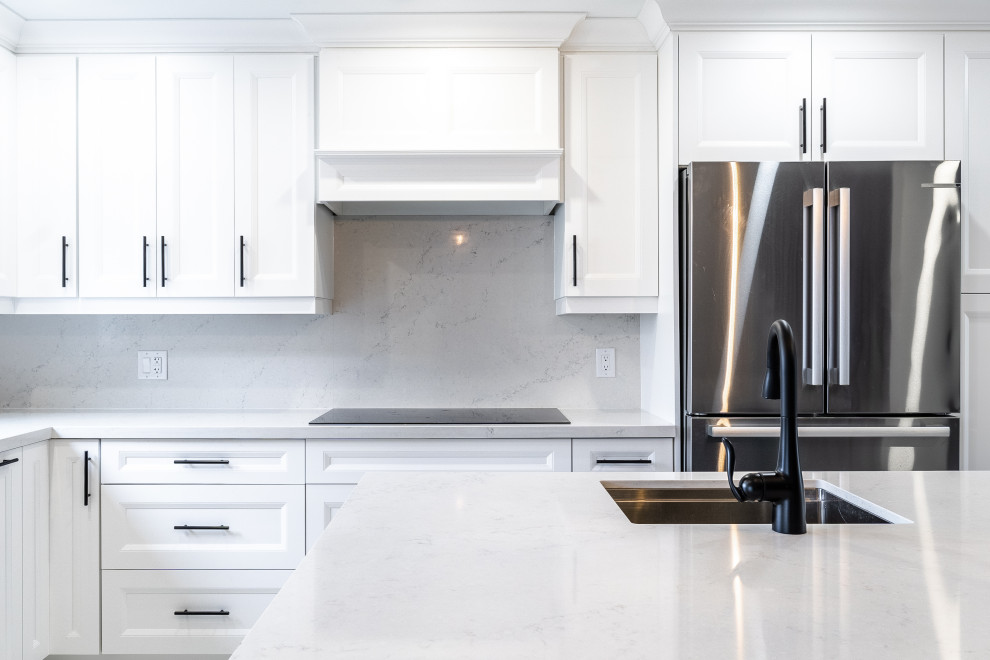 Example of a transitional kitchen design in Toronto