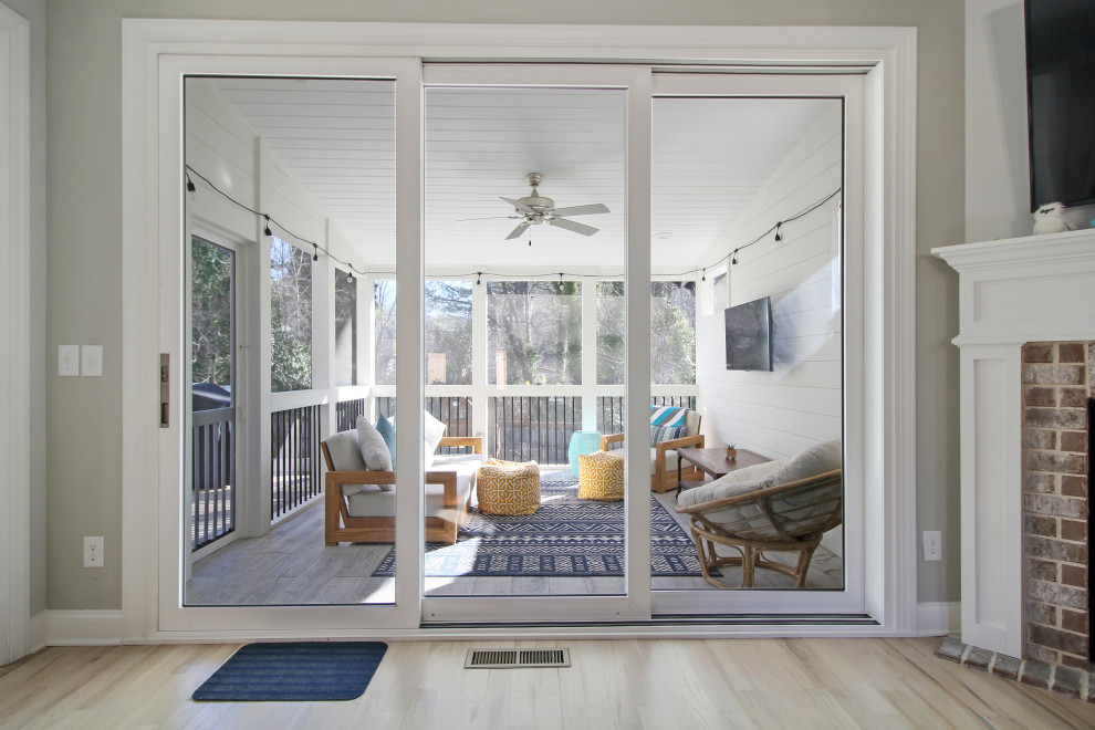 Mittelgroße, Verglaste, Überdachte Moderne Veranda hinter dem Haus mit Holzgeländer in Atlanta