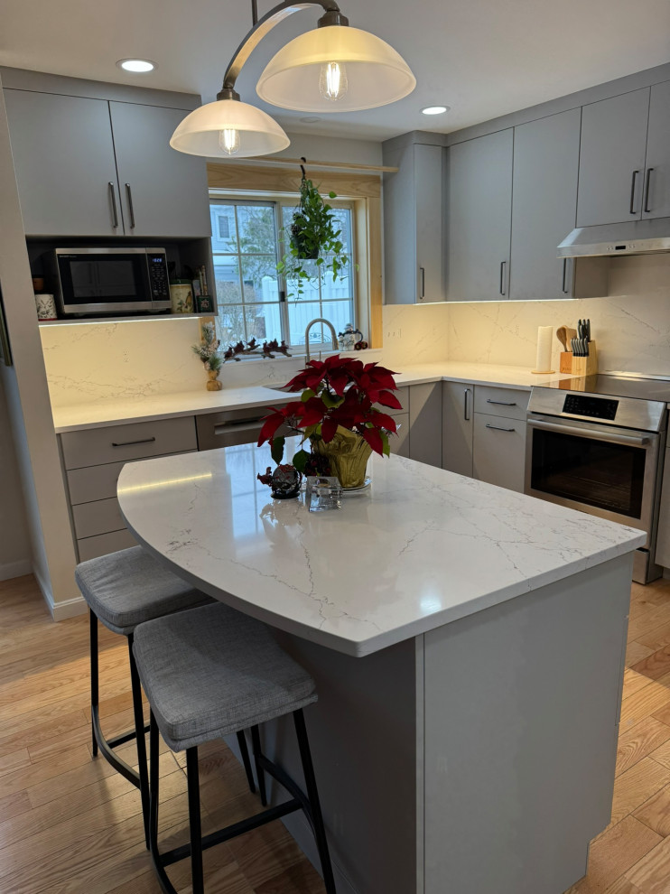 Example of a transitional kitchen design in Burlington