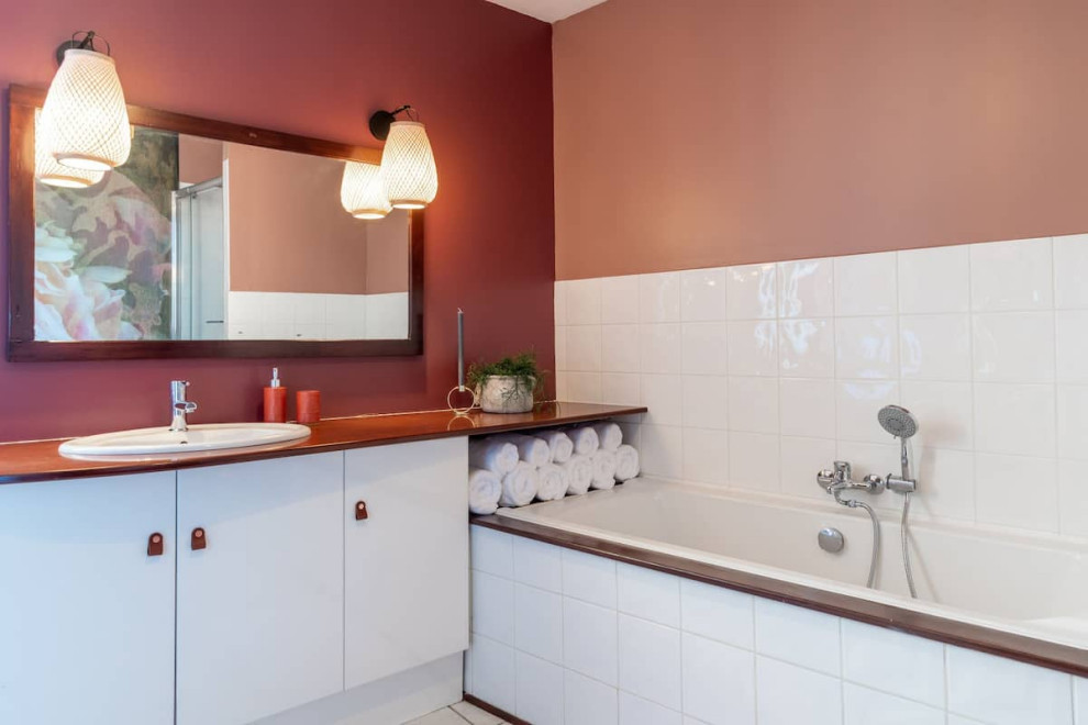 Inspiration för ett mellanstort eklektiskt brun brunt en-suite badrum, med ett platsbyggt badkar, vit kakel, keramikplattor, flerfärgade väggar, klinkergolv i keramik, träbänkskiva och brunt golv