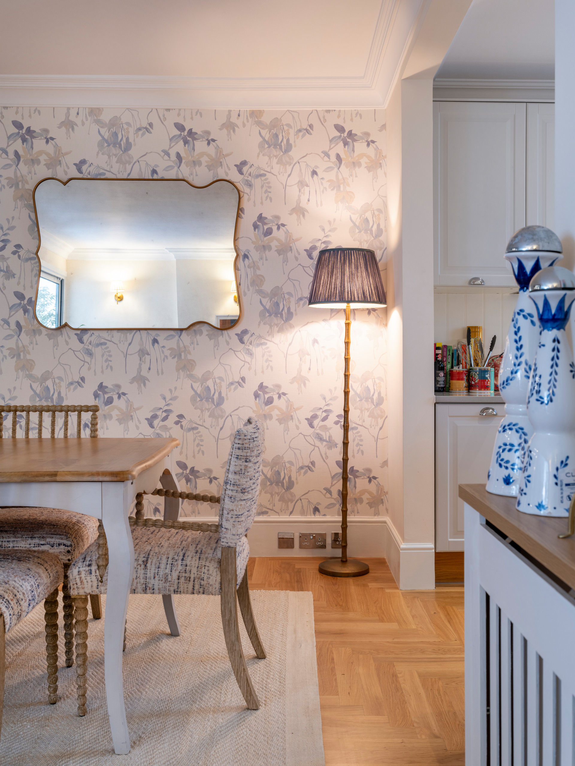 Example of a minimalist dining room design in London