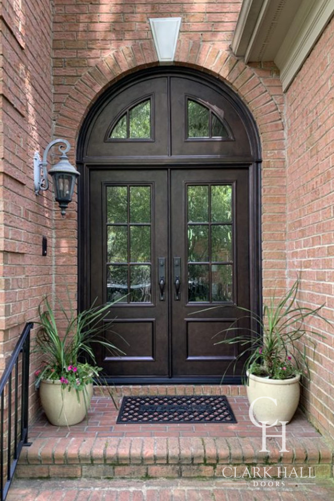 Exempel på en stor klassisk ingång och ytterdörr, med en dubbeldörr och en brun dörr