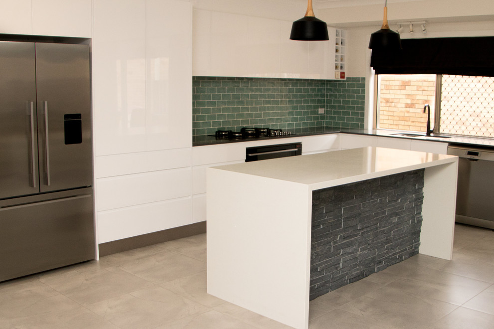 Design ideas for a contemporary kitchen in Gold Coast - Tweed.