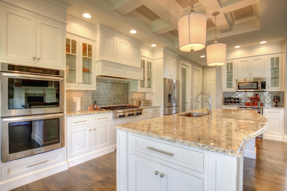 Kitchen - transitional kitchen idea in Chicago