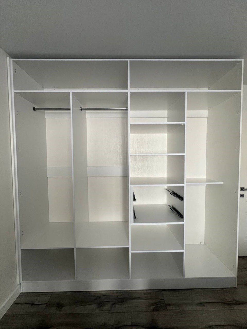 Стильный шкаф (сборка в деталях)