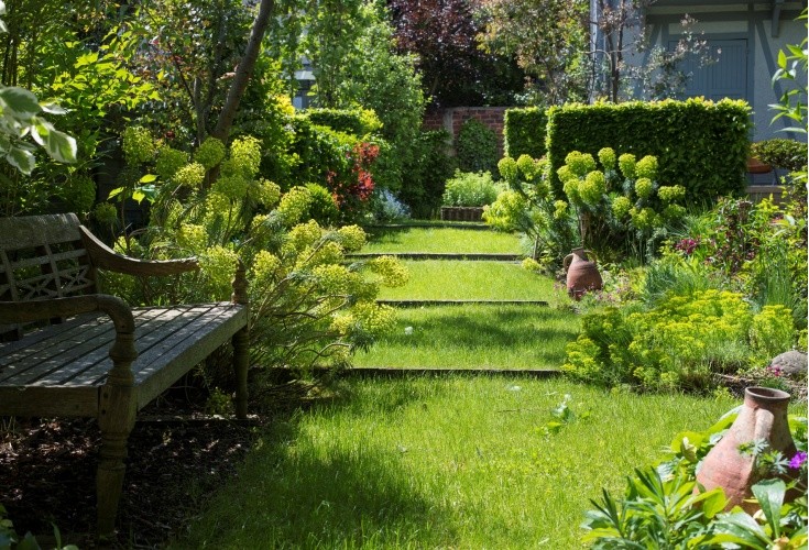 Mid-sized modern front yard formal garden in Grenoble.