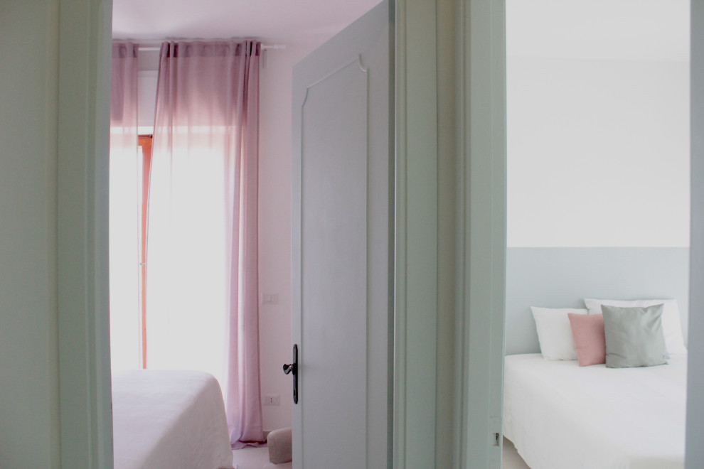 Ispirazione per una camera matrimoniale scandinava di medie dimensioni con pareti rosa, pavimento in gres porcellanato e pavimento beige