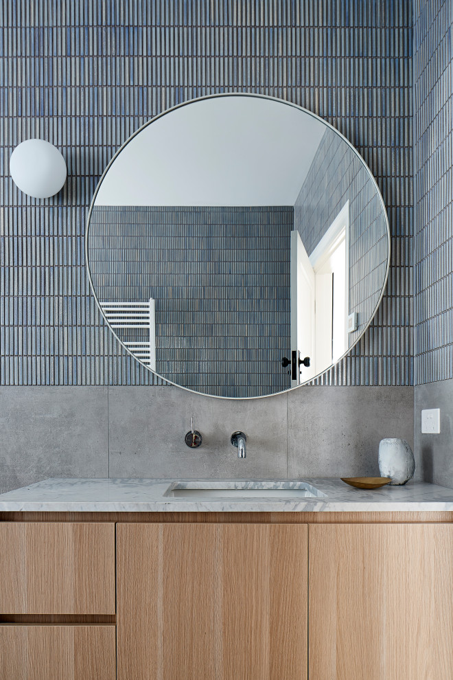 Photo of a contemporary bathroom in Melbourne.