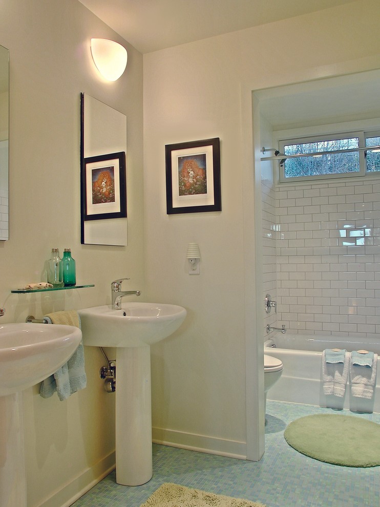 Photo of a contemporary bathroom in Seattle.