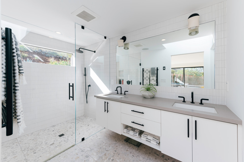 Inspiration för mellanstora 50 tals vitt en-suite badrum, med släta luckor, vita skåp, en dusch i en alkov, vit kakel, mosaik, vita väggar, terrazzogolv, ett undermonterad handfat, bänkskiva i kvarts, vitt golv och dusch med gångjärnsdörr