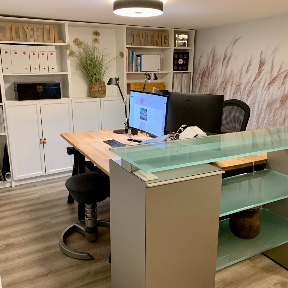 Ejemplo de despacho nórdico de tamaño medio con paredes verdes, suelo vinílico, escritorio independiente, suelo gris y papel pintado