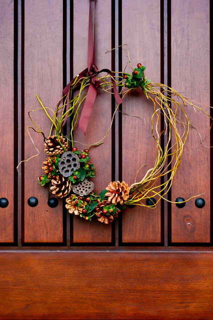 Рождественские венки на двери — классические, деревенские или гламурные?