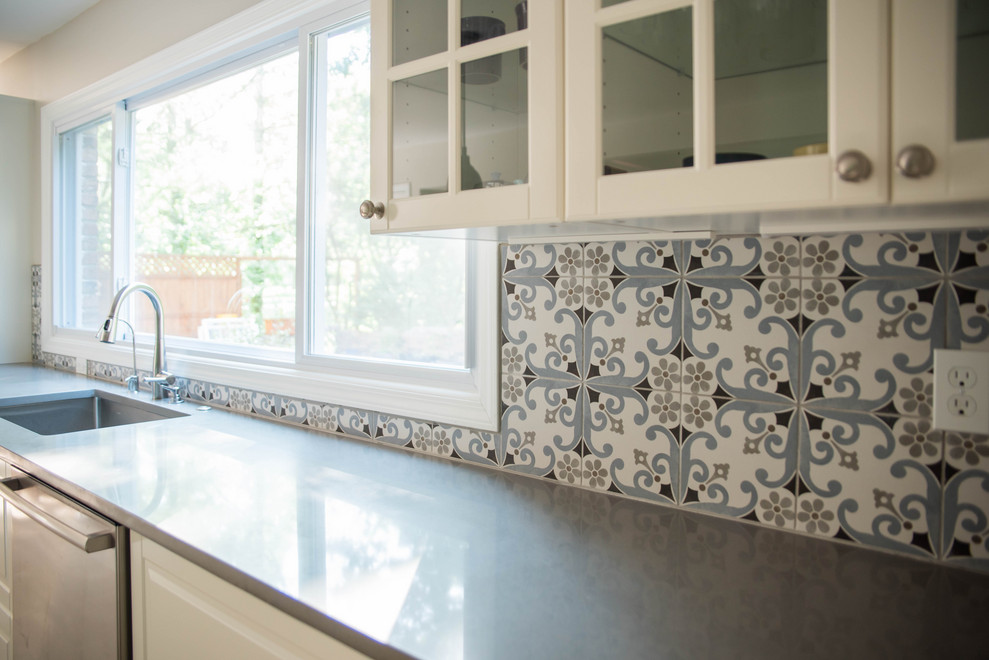 Transitional home design photo in Indianapolis