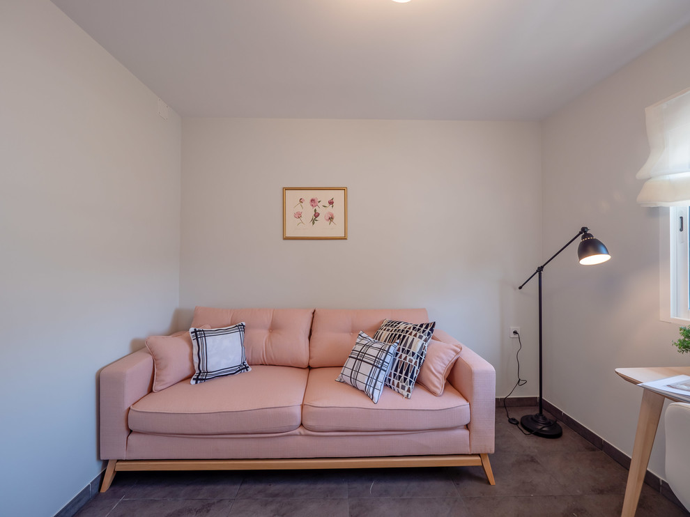 Imagen de dormitorio juvenil actual pequeño con escritorio y paredes grises