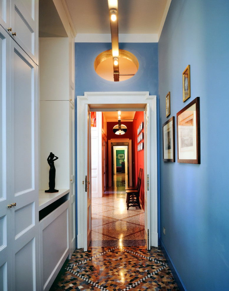 На фото: большой коридор с разноцветными стенами, полом из терраццо, разноцветным полом, сводчатым потолком и панелями на стенах
