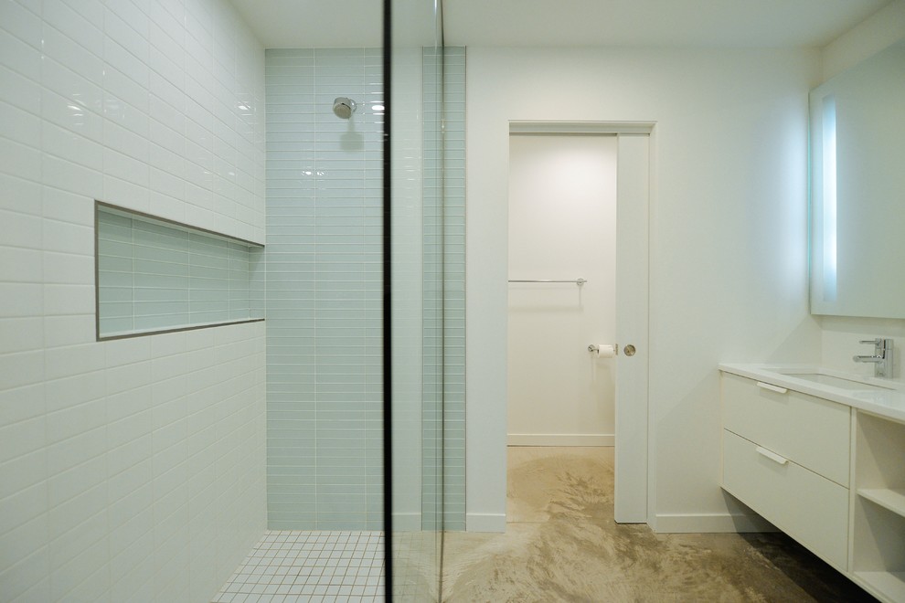 Design ideas for a modern bathroom in Calgary.