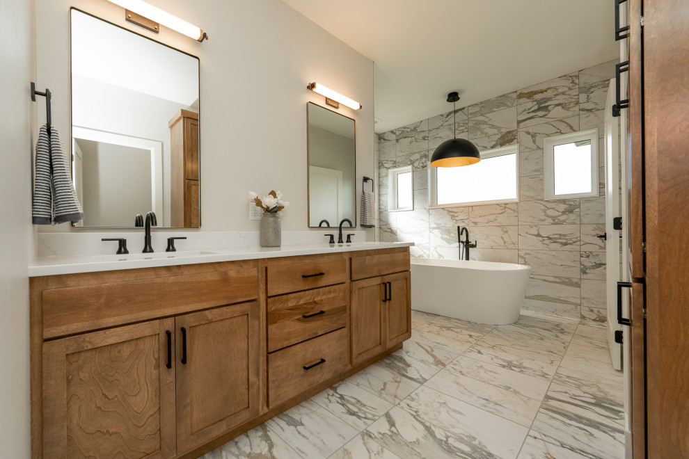 Ispirazione per una stanza da bagno padronale rustica con ante lisce, ante in legno scuro, top bianco, due lavabi e mobile bagno incassato