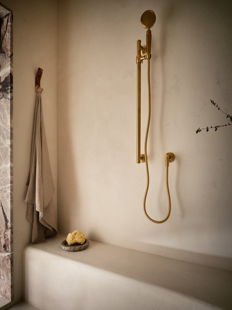 Источник вдохновения для домашнего уюта: главная ванная комната в стиле неоклассика (современная классика) с душем над ванной, бежевыми стенами, бежевым полом и сиденьем для душа