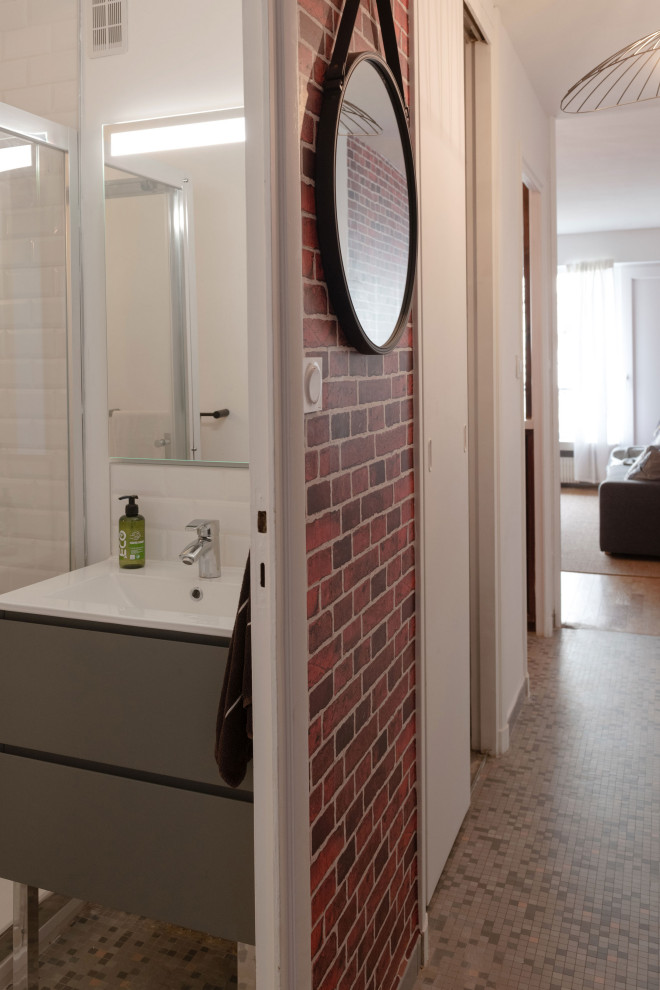 Idee per una piccola stanza da bagno industriale con pareti bianche, pavimento con piastrelle in ceramica, pavimento grigio e carta da parati