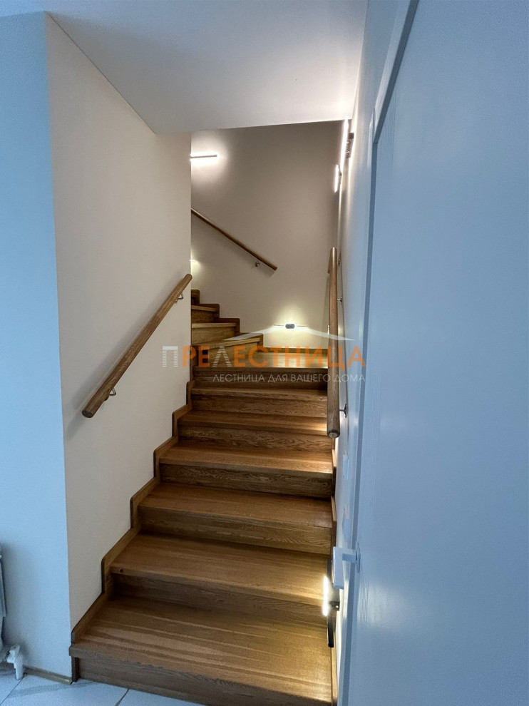 Две закрытых лестницы из дуба с шириной ступени 1500 мм