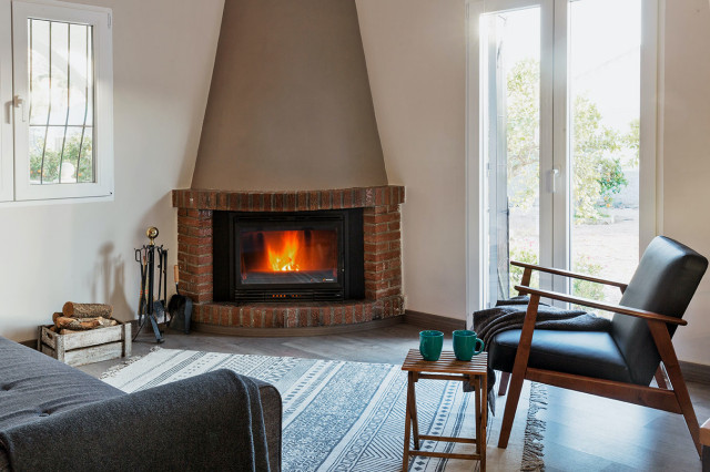 Zona de estar con chimenea contemporain-salon