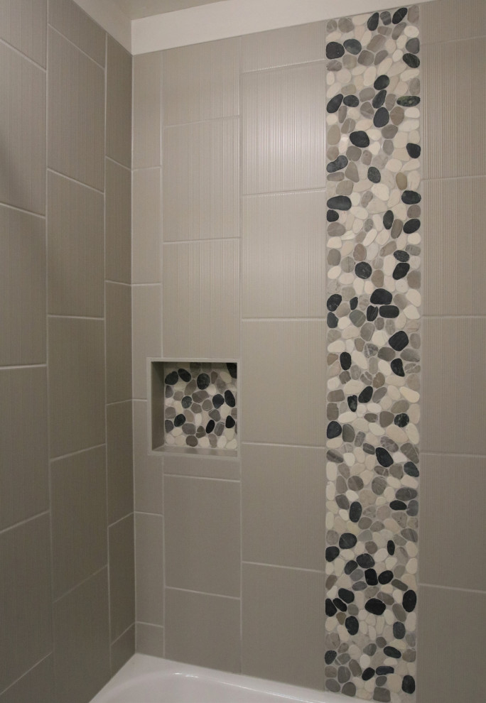 Bild på ett mellanstort maritimt flerfärgad flerfärgat en-suite badrum, med en dusch/badkar-kombination, beige kakel, keramikplattor, ett undermonterad handfat och granitbänkskiva