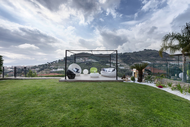 Contemporary garden of a villa on Cote d'Azur. modern-garten