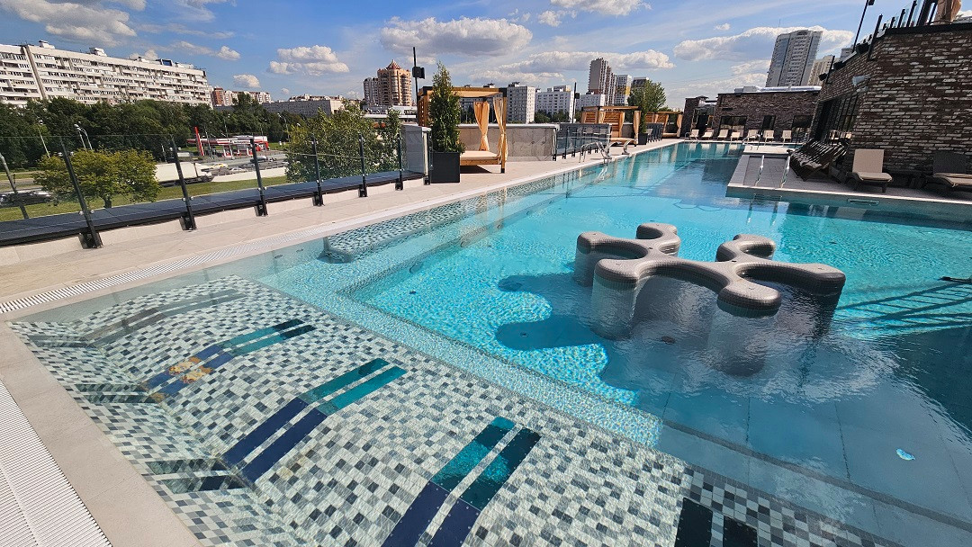 Бассейн на крыше "Грэмм Сити"