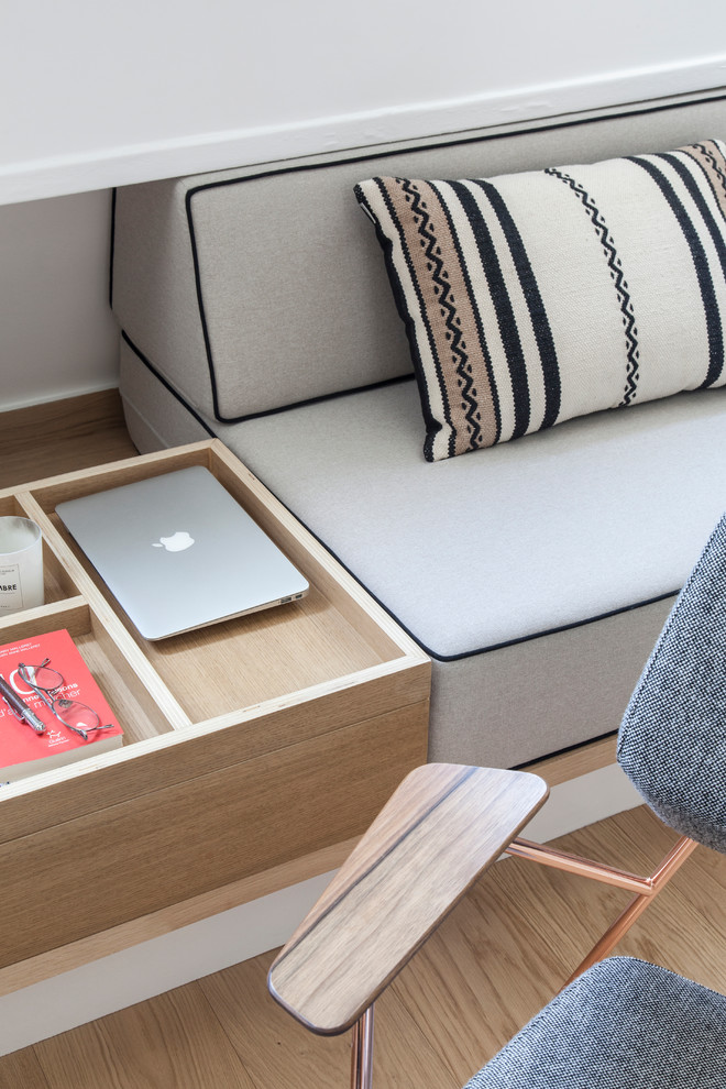 Idée de décoration pour un salon design de taille moyenne et ouvert avec un mur blanc, parquet clair, une cheminée standard, un manteau de cheminée en bois, un téléviseur indépendant, un sol beige et un plafond cathédrale.