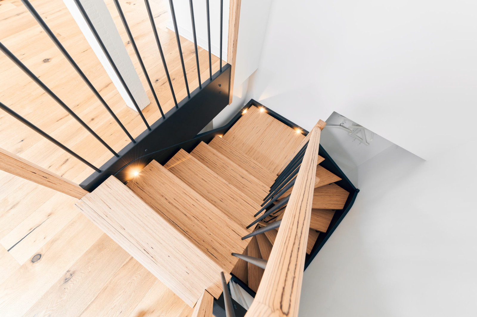 Лестница в квартире (BauBuche и элементы с эффектом необработанной стали)