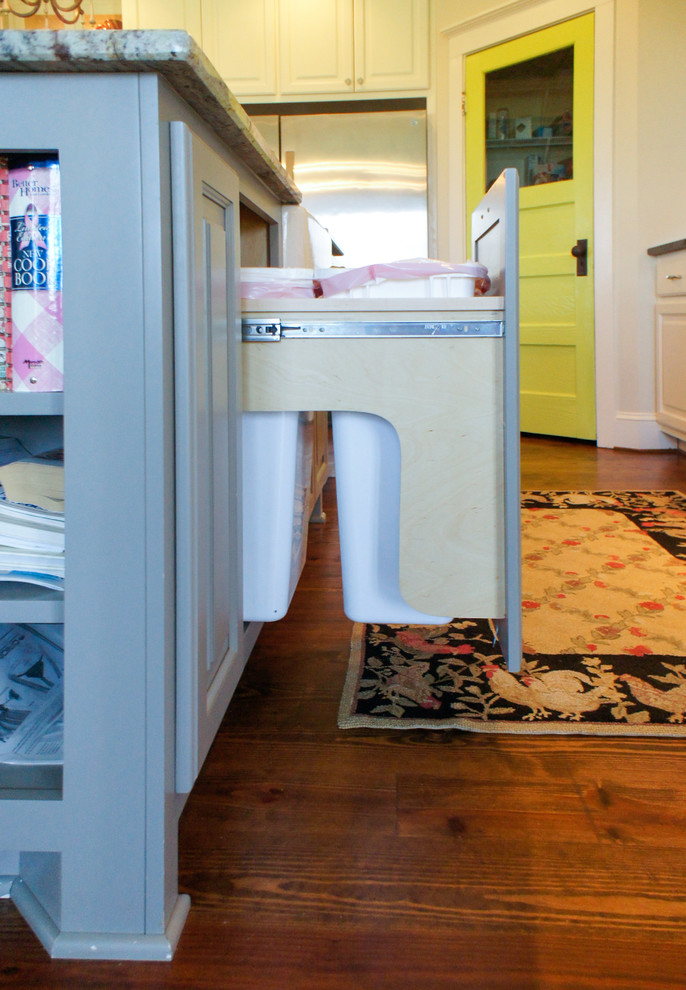 Transitional kitchen photo in Atlanta