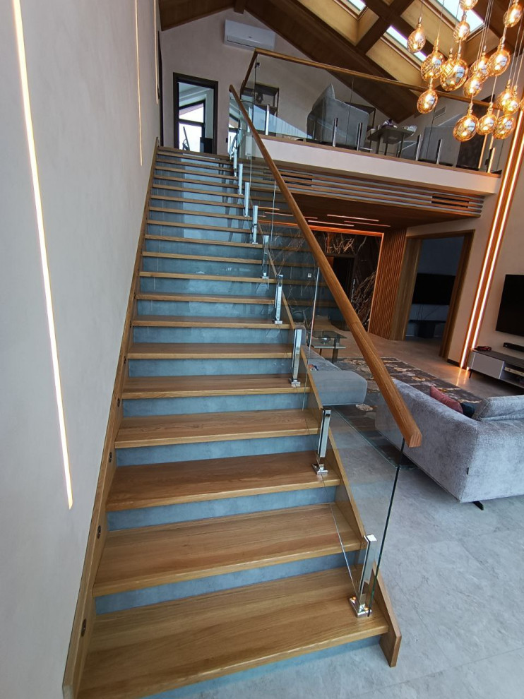 Современная деревянная лестница на 2 этаж, изготовление для частного дома