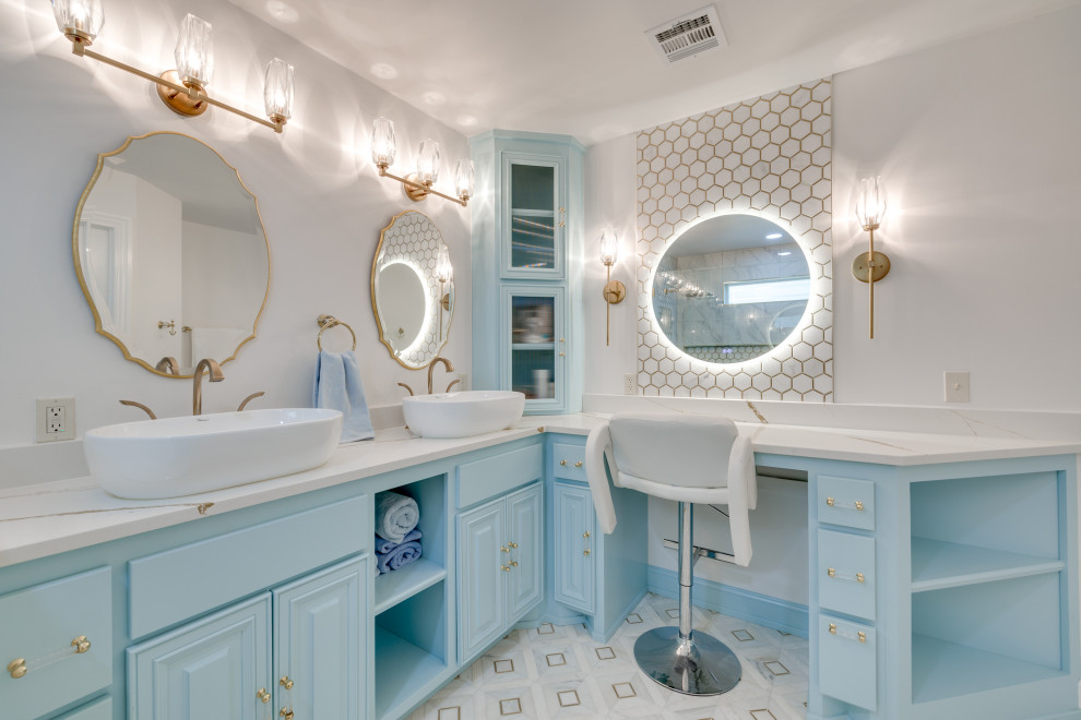 Exempel på ett stort klassiskt vit vitt en-suite badrum, med luckor med upphöjd panel, blå skåp, en kantlös dusch, keramikplattor, vita väggar, klinkergolv i porslin, ett fristående handfat, granitbänkskiva, flerfärgat golv, dusch med gångjärnsdörr och vit kakel